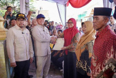 Manteri Nusron Bagikan 546 Sertipikat Konsolidasi Tanah di Jateng