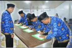 Kakan Kemenag OKU Selatan Serahkan Perjanjian Komitmen Kinerja kepada Pegawai