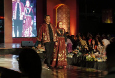 Bupati Abusama & Ketua Dekranasda OKU Selatan Tampil Memukau di Malam Budaya Swarna Songket Nusantara 2025
