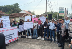 Massa Geruduk Kejari OKU Selatan Desak Segera Periksa Kades Sukarami