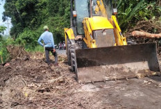 Dinas PU Bersihkan Material Longsor di Simpang Pendagan