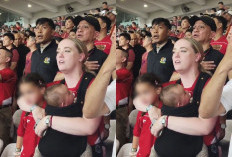 Istri Joey Pelupessy Tertangkap Kamera Hafal dan Nyanyikan Lagu Indonesia Raya Sambil Gendong 2 Anaknya
