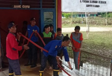 Disdamkarmat Bantu Siswa-siswi Bersihkan Lumpur Ruang Kelas