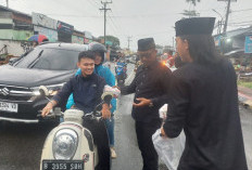 Ditengah Gerimis, Personel Reskrim Polres OKU Selatan Berbagi Takjil kepada Pengguna Jalan