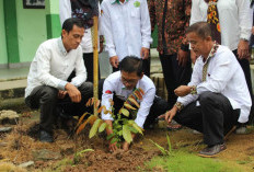 MTs Negeri 01 OKUS Ikuti Gerakan Tanam 1 Juta Pohon di Halaman Madrasah
