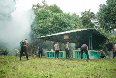 Polres OKI Bersihkan Situs Sejarah Makam Puyang di Sungai Sodong