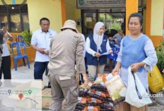 Warga BSA Antri Beli Sembako Pasar Murah