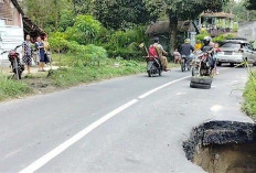 Jalan Provinsi di Simpang Pendagan Tergerus Longsor