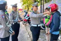 Polres OKU Selatan bagikan helm gratis untuk budaya tertib lalin