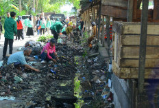 Gotong Royong Bersihkan Pasar Saka Selabung, Pemkab OKU Selatan Tegas Tindak Pembuang Sampah