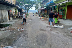 UPT DLH Banding Agung Sisir Sampah di Pasar Kalangan