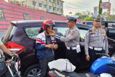 Personel Lantas Polres OKU Selatan Bagikan Helm Gratis ke Tukang Ojek