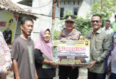 Buk UMI, Pedagang Kemplang Keliling di Tangsi Bumi Agung Terima bantuan Bedah Rumah dari Polda SumseL