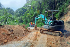 BPBD OKU Selatan Bersihkan Material Longsor