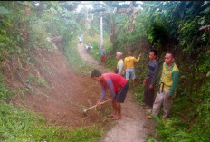 Gotong Royong Warga Karang Agung Perbaiki Jalan Desa