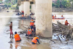 Gelar Gotong Toyong Bersihkan Sampah Kayu di Jembatan Rupit