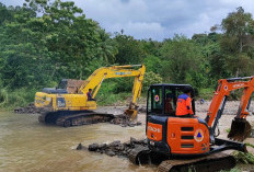 BPBD OKU Selatan Kerahkan Alat Berat Normalisasi Sungai Mekakau Ilir Pasca Banjir