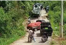 Truk Kayu Manis Patah As, Jalan Amblas Sungai Are Disorot