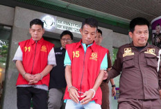 OTT Camat Pagar Gunung: Kejati Sumsel Serahkan Dua Tersangka ke Kejari Lahat
