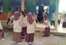 Dukung Instruksi Presiden, Siswa SMPN 01 Simpang Gotong Royong Bersihkan Lingkungan Sekolah