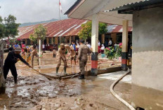 Disdamkar Bantu Bersihkan Material Banjir