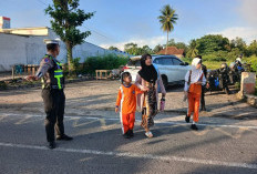 Aksi Humanis Polisi di Pagi Hari, Satlantas OKU Selatan Sigap Amankan Siswa Menyeberang