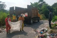 Bersama Warga, DLH Sisir Sampah Liar di Tebing Hitam Menuju Desa Pendagan