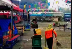Pasukan Kuning DLH OKU Selatan Sisir Sampah Pasar Malam