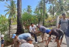 Bersama Warga, Pemerintah Kelurahan Pasar Gelar Gotong Royong Perbaiki Siring Lingkungan