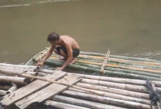 Jembatan Gantung Lumpuh, Warga Buat Lanting Penyeberangan