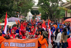 Ratusan buruh menggelar aksi demo di depan kantor Gubernur Sumsel