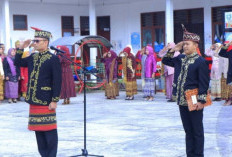 Kenakan Pakaian Adat, Sekda OKU Selatan Pimpin Upacara Harganas ke-33 Tahun 2026