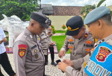 Kapolsek Belitang III Pimpin Pemeriksaan Handphone Anggota