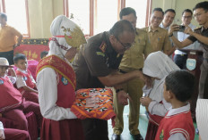 Kejari OKU Selatan Serahkan Kartu KIA ke Sejumlah Anak