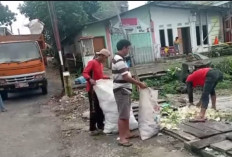 Pasca Libur Akhir Tahun, Petugas Kebersihan Sisir Tumpukan Sampah di Kawasan Wisata Danau Ranau