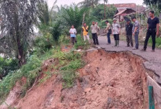 Jalan Nyaris Putus Ancam Rumah Warga