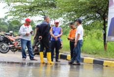 Sekda Tinjau Penyebab Banjir Jalan Beringin