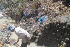 Aksi Sukarela Topan: Bakar Sampah TPU Pancur Pungah agar Tak Cemari Sungai Kisau