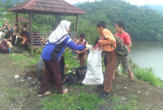 Siswa Pramuka SMPN-01 Sindang Danau Bersihkan Desa