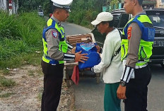 Ringankan Beban, Satlantas Polres OKUS Berikan Sembako ke Pemulung