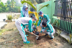 Peringati Ipari, KUA Buana Tanam Pohon