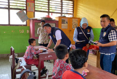 Polres OKU Selatan Berikan Makanan Bergizi ke Siswa SD