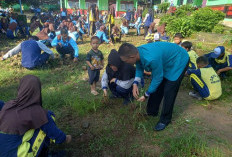 SMPN 02 Buay Pemaca Ajak Siswa Bersihkan Halaman Sekolah
