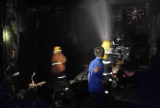 Tengah Malam, Ruko Rocket Chicken di Banyuasin Terbakar Hebat 