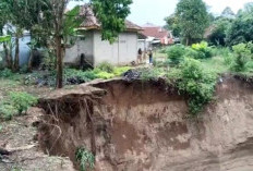 Bahaya! Rumah Warga Terancam Ambrol