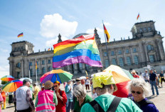 Ratusan Orang Desak Parlemen Jerman Kibarkan Bendera Pelangi Jelang Perayaan Pride