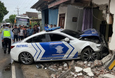 Kawal Jemaah Haji, Mobil Patwal Polisi di Musi Rawas Tabrak Rumah Warga, Satu Orang Luka