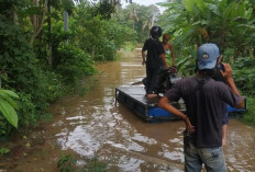 Dilanda Banjir, Warga OKU Terpaksa Naik Perahu