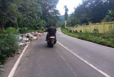 Warga Resah Sampah Liar Hiasi Jalan Lintas