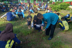 UPT SMPN 02 Buay Pemaca Ajak Siswa Bersihkan Halaman Sekolah